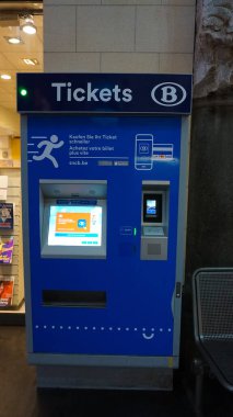 Aachen, Almanya - 3 Ocak 2022: Aachen, Almanya 'da Alman demiryolunun tren bileti otomatları - 03 Ocak 2022