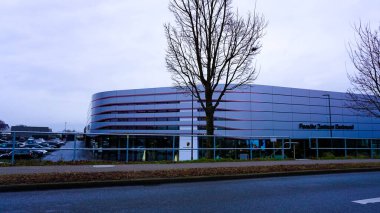 Dortmund, Almanya - 28 Aralık 2021: Porsche otomobil galerisi dışı. Porsche Otomobil Holding, otomotiv sektöründe yatırımları olan bir Alman holding şirketidir..