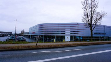 Dortmund, Almanya - 28 Aralık 2021: Porsche otomobil galerisi dışı. Porsche Otomobil Holding, otomotiv sektöründe yatırımları olan bir Alman holding şirketidir..