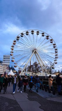 Lüksemburg - 01 Ocak 2022: Lüksemburg 'un eski kenti UNESCO Dünya Mirası Sahası' na, 2001 Ocak 2022 'de Lüksemburg' un antik şehir duvarıyla birlikte giden insanlar