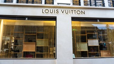 Lüksemburg - 01 Ocak 2022: LOUIS VUŞON el bombası mağazası 01 Ocak 2022