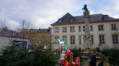 Lüksemburg - 01 Ocak 2022: Lüksemburg 'un eski kenti UNESCO Dünya Mirası Sahası' na, 2001 Ocak 2022 'de Lüksemburg' un antik şehir duvarıyla birlikte giden insanlar