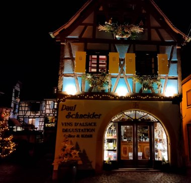 Eguisheim, Alsace, Fransa - 30 Aralık 2021: Fransa 'nın Alsace şarap bölgesinde geleneksel bir köy olan Eguisheim' da gece sahnesi, şimdi geleneksel bir ev, bir şarap degustation mekanı.