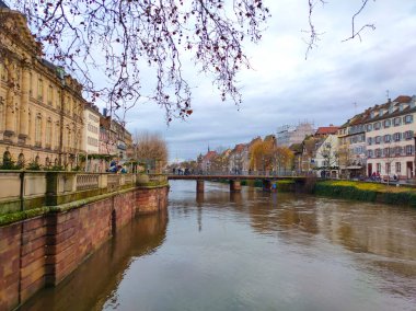 Kışa kadar Strazburg 'daki küçük bir Fransız mahallesinde ortaçağ binalarının yansıması görülüyor.
