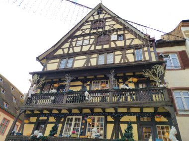 Geleneksel olarak ortaçağ Strasbourg şehrinde Noel için oyuncak ve oyuncak ayılarla süslenmiş sokaklar ve yüzler.