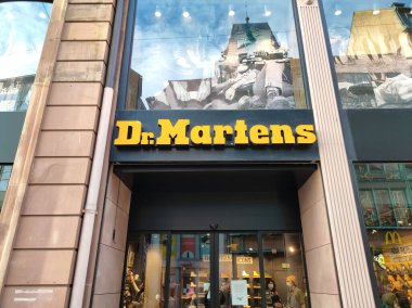 Strasbourg, Alsace, Fransa - 30 Aralık 2021: Dr. Martens şehirde bir mağaza. Dükkanın önünde büyük sarı ışıklı harfler var. Uluslararası şirket logosu.