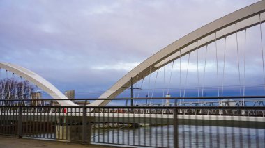 Yeni tramvay hattı Strasbourg - Fransa ve Almanya Kehl bağlanır. Ren yeni tramvay köprüden görülür.