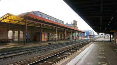 Strasbourg, Alsace, Fransa - 30 Aralık 2021: Fransa 'da Strazburg' daki modern güzellik camları tren istasyonuna giden insanlar.