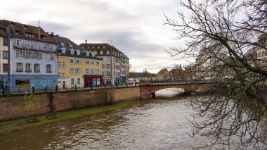 Strasbourg, Alsace, Fransa - 30 Aralık 2021: 30 Aralık 2021 'de Fransa' nın Alsace kentindeki Strasbourg şehir merkezine giden insanlar