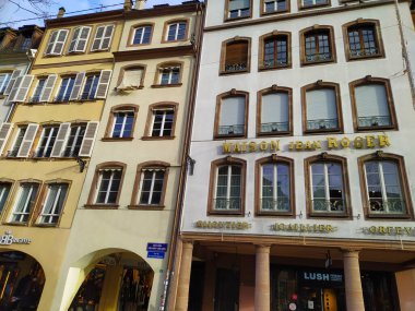 Strasbourg, Alsace, Fransa - 30 Aralık 2021: Strasbourg 'un merkez meydanı Place Kleber' daki cepheler, sayısız saray, önemli binalar ve Kleber heykeli ile çevrili.