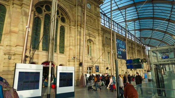 Strasburg Alzacja Francja Grudnia 2021 Ludzie Jadący Dworzec Kolejowy Strasburgu — Zdjęcie stockowe