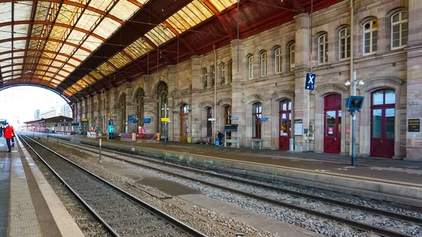 Estrasburgo Alsacia Francia Diciembre 2021 Gente Estación Tren Gafas Modernas — Foto de Stock