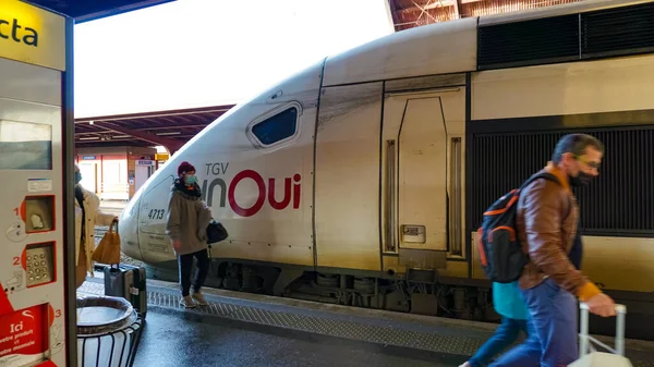 Strasburg Alzacja Francja Grudnia 2021 Ludzie Jadący Pociągiem Dworzec Kolejowy — Zdjęcie stockowe