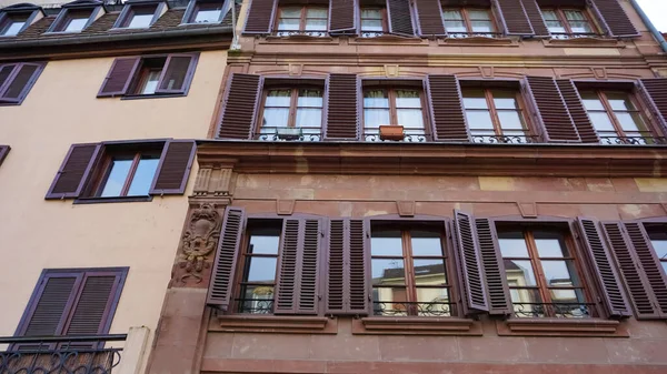 Kışın Strazburg 'daki küçük bir Fransız mahallesindeki ortaçağ binalarının manzarası.