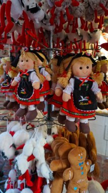 Strasbourg, Alsace, Fransa - 30 Aralık 2021: Alsace 'de geleneksel elbisesi olan sevimli bir bebek. Strasbourg, Fransa