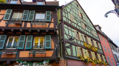 Colmar, Petit Venedik, dar sokaklar ve geleneksel yarı ağaçlı evler kışın Noel süsleriyle. Alsace, Fransa.