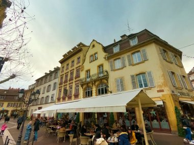 Colmar, Fransa - 30 Aralık 2021: Fransa 'nın Alsace bölgesindeki Colmar' da Noel süsleriyle sokağa çıkan insanlar.