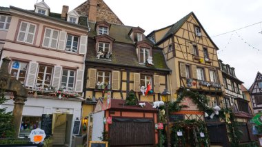 Colmar, Fransa - 30 Aralık 2021: Fransa 'nın Alsace bölgesindeki Colmar' da Noel süsleriyle sokağa çıkan insanlar.
