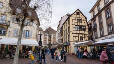 Colmar, Fransa - 30 Aralık 2021: Fransa 'nın Alsace bölgesindeki Colmar' da sokağa çıkan insanlar.