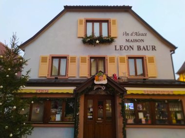 Eguisheim, Alsace, Fransa - 30 Aralık 2021: Fransa 'nın Alsace şarap bölgesinde geleneksel bir köy olan Eguisheim' da sabah sahnesi, şimdi geleneksel bir ev, bir şarap degustation mekanı.