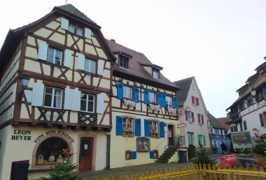 Eguisheim, Alsace, Fransa - 30 Aralık 2021: Fransa 'nın Alsace şarap bölgesinde geleneksel bir köy olan Eguisheim' da sabah sahnesi, şimdi geleneksel bir ev, bir şarap degustation mekanı.