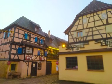 Fransa 'nın Alsace bölgesindeki geleneksel bir köy olan Eguisheim' da sabah sahnesinde geleneksel bir ev, şimdi de şarap dezenfekte yeri.