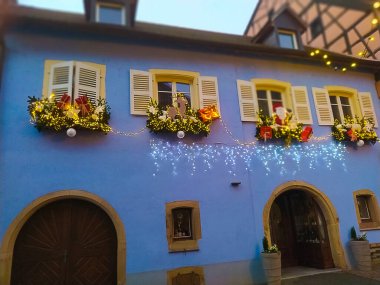 Fransa 'nın Alsace bölgesindeki geleneksel bir köy olan Eguisheim' da sabah sahnesinde geleneksel bir ev, şimdi de şarap dezenfekte yeri.
