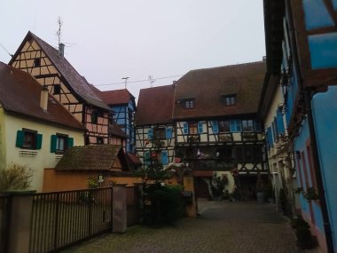 Fransa 'nın Alsace bölgesindeki geleneksel bir köy olan Eguisheim' da sabah sahnesinde geleneksel bir ev, şimdi de şarap dezenfekte yeri.