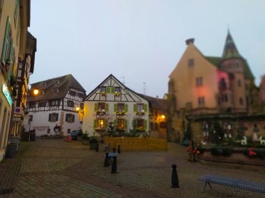 Eguisheim, Alsace, Fransa - 30 Aralık 2021: Fransa 'nın Alsace şarap bölgesinde geleneksel bir köy olan Eguisheim' da sabah sahnesi, şimdi geleneksel bir ev, bir şarap degustation mekanı.