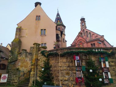 Eguisheim, Alsace, Fransa - 30 Aralık 2021: Fransa 'nın Alsace şarap bölgesinde geleneksel bir köy olan Eguisheim' da sabah sahnesi, şimdi geleneksel bir ev, bir şarap degustation mekanı.