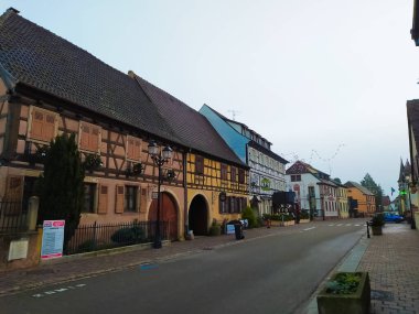 Eguisheim, Alsace, Fransa - 30 Aralık 2021: Fransa 'nın Alsace şarap bölgesinde geleneksel bir köy olan Eguisheim' da sabah sahnesi, şimdi geleneksel bir ev, bir şarap degustation mekanı.