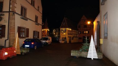 Eguisheim, Alsace, Fransa - 30 Aralık 2021: Fransa 'nın Alsace şarap bölgesinde geleneksel bir köy olan Eguisheim' da gece sahnesi, şimdi geleneksel bir ev, bir şarap degustation mekanı.