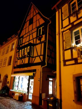 Eguisheim, Alsace, Fransa - 30 Aralık 2021: Fransa 'nın Alsace şarap bölgesinde geleneksel bir köy olan Eguisheim' da gece sahnesi, şimdi geleneksel bir ev, bir şarap degustation mekanı.