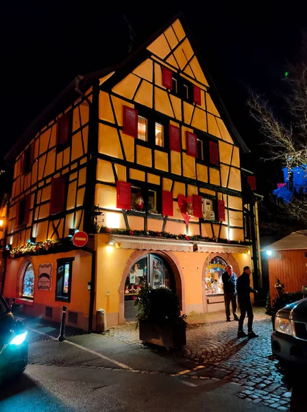 Eguisheim Alsace Frankrijk December 2021 Toeristen Lopen Langs Grand Rue — Stockfoto