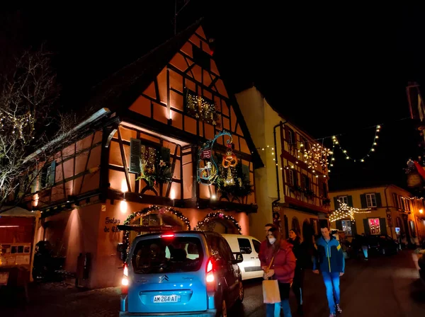 Eguisheim Alsace France 2021年12月30日 游客们在五彩斑斓的半木房子中沿着大街散步 — 图库照片