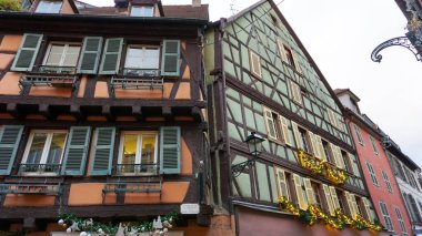 Colmar, Fransa - 30 Aralık 2021: Fransa 'nın Alsace bölgesindeki Colmar' da Noel süslemeleri.