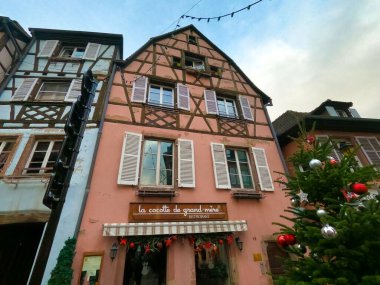 Colmar, Fransa - 30 Aralık 2021: Fransa 'nın Alsace bölgesindeki Colmar' da Noel süslemeleri.