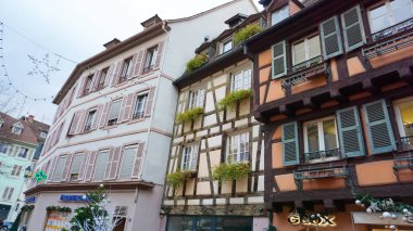Colmar, Fransa - 30 Aralık 2021: Fransa 'nın Alsace bölgesindeki Colmar' da Noel süslemeleri.
