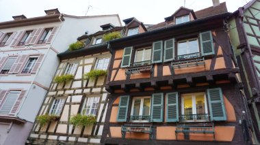 Colmar, Petit Venedik, kışın geleneksel yarı ağaçlı renkli evler.