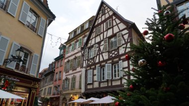 Colmar, Fransa - 30 Aralık 2021: Fransa 'nın Alsace bölgesindeki Colmar' daki eski bina.