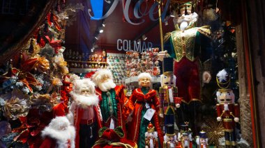 Colmar, Fransa - 30 Aralık 2021: Colmar, Alsace, Fransa 'daki çeşitli peluş ayılarla dolu bir hediyelik eşya dükkanının ayrıntıları