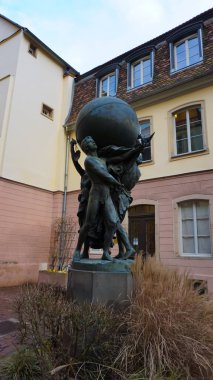 Colmar, Fransa - 30 Aralık 2021 Bartholdi Müzesi. 30 Aralık 2021 'de Fransa' nın Colmar kentinde Bartholdi 'nin dünyanın büyük destekçilerinin bronz heykeli.