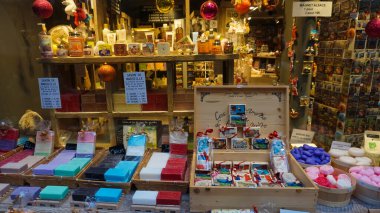 Colmar, Fransa - 30 Aralık 2021: Renkli el yapımı zeytinyağı sabunları bir pazarda sergilendi. Ünlü Marsilya sabun tarifi 600 yıllık.