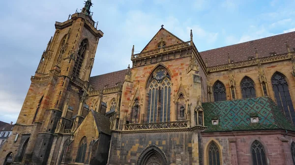 Schöner Kirchturm Der Kathedrale Der Französischen Stadt Colmar Kirchenbau Elsass — Stockfoto
