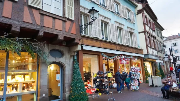 Colmar Γαλλία Δεκεμβρίου 2021 Άνθρωποι Βγαίνουν Στο Δρόμο Χριστουγεννιάτικες Διακοσμήσεις — Φωτογραφία Αρχείου