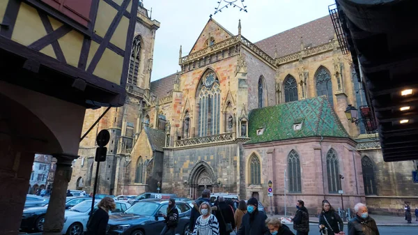 Colmar France Décembre 2021 Les Gens Approchent Beau Clocher Cathédrale — Photo