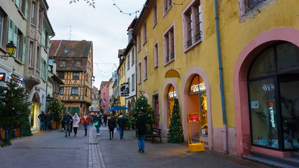 Colmar Francie Prosince 2021 Lidé Ulici Vánoční Výzdobou Colmaru Alsasko — Stock fotografie