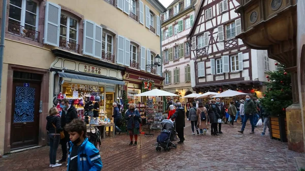 Colmar Frankrike December 2021 Folk Går Gatan Med Julpynt Colmar — Stockfoto