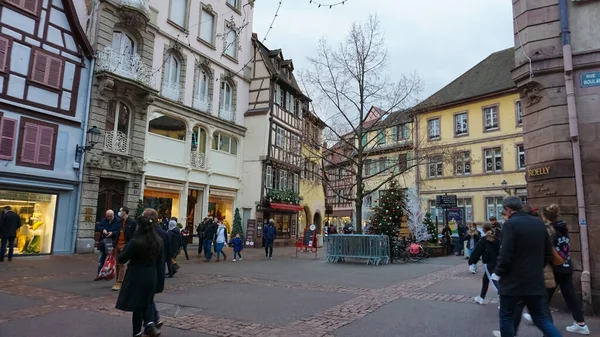 Colmar Frankreich Dezember 2021 Menschen Gehen Colmar Elsass Mit Weihnachtsdekoration — Stockfoto