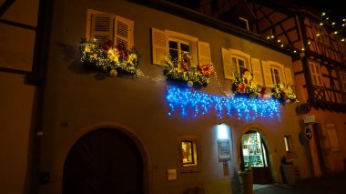 Eguisheim, Alsace, Fransa - 30 Aralık 2021: Fransa 'nın Alsace-şarap bölgesinde geleneksel bir köy olan Eguisheim' da eski bir bina, şimdi geleneksel bir ev, bir şarap degustation mekanı